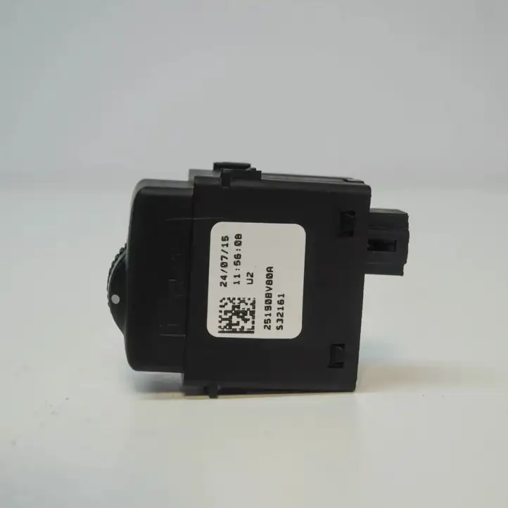 Nissan Juke I F15 (2010 - 2018) 25190BV80A Кнопка фаркопа в багажнике — фото 2