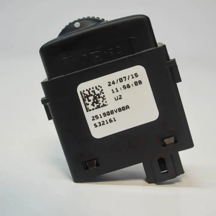 Nissan Juke I F15 (2010 - 2018) 25190BV80A Кнопка фаркопа в багажнике — фото 5