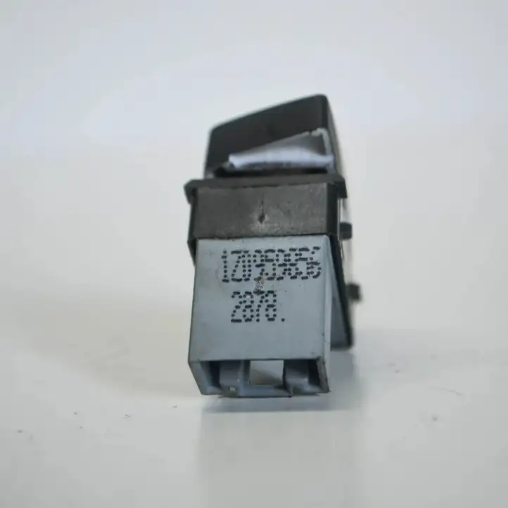 Skoda Octavia Mk2 (1Z) (2004 - 2013) 1Z0959856 Кнопка фаркопа в багажнике — фото 6