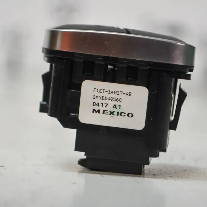 Ford Kuga II (2013 - 2019) F1ET14017AB Кнопка фаркопа в багажнике — фото 5
