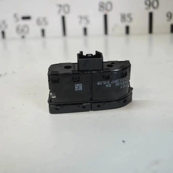 Ford Kuga II (2013 - 2019) F1CT14B436EA Кнопка фаркопа в багажнике — фото 3