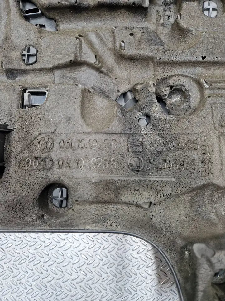 Volkswagen PASSAT B7 (2011 - 2014) 03L103925AA Крышка двигателя декоративная — фото 2