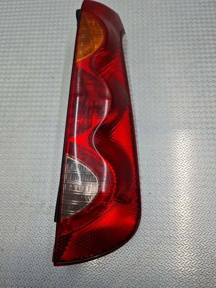 Nissan Note (E11) (2006 - 2014) 22016752 Задний фонарь в кузове — фото 1