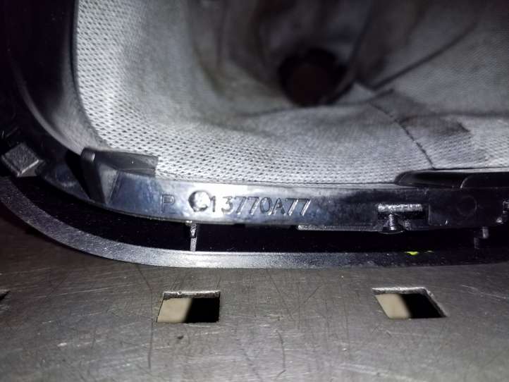 Nissan Qashqai (2010 - 2013)  13770A77 Отделка рычага переключения передач (кожа, головка)