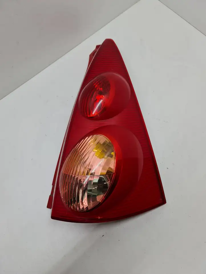 Peugeot 107 (2005 - 2008) 815500H040 Задний фонарь в кузове — фото 1