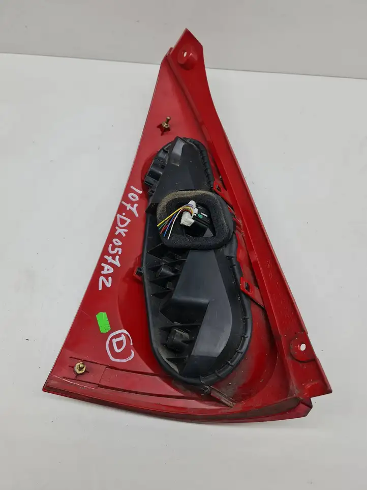 Peugeot 107 (2005 - 2008) 815500H040 Задний фонарь в кузове — фото 3