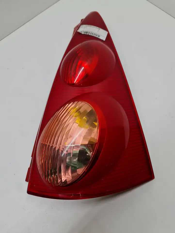 Peugeot 107 (2005 - 2008) 815500H040 Задний фонарь в кузове — фото 1