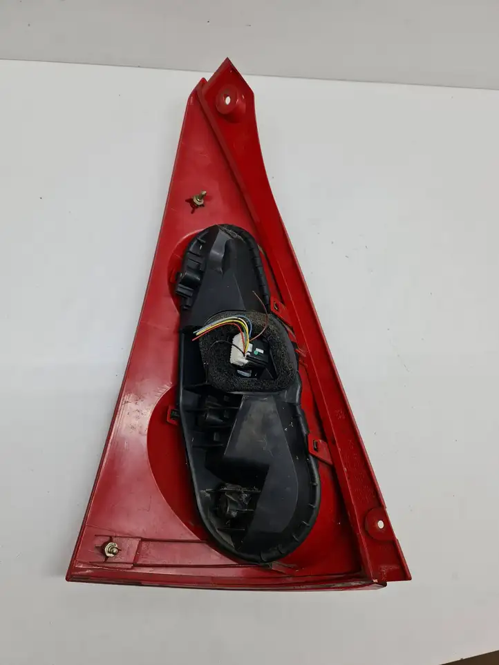 Peugeot 107 (2005 - 2008) 815500H040 Задний фонарь в кузове — фото 3