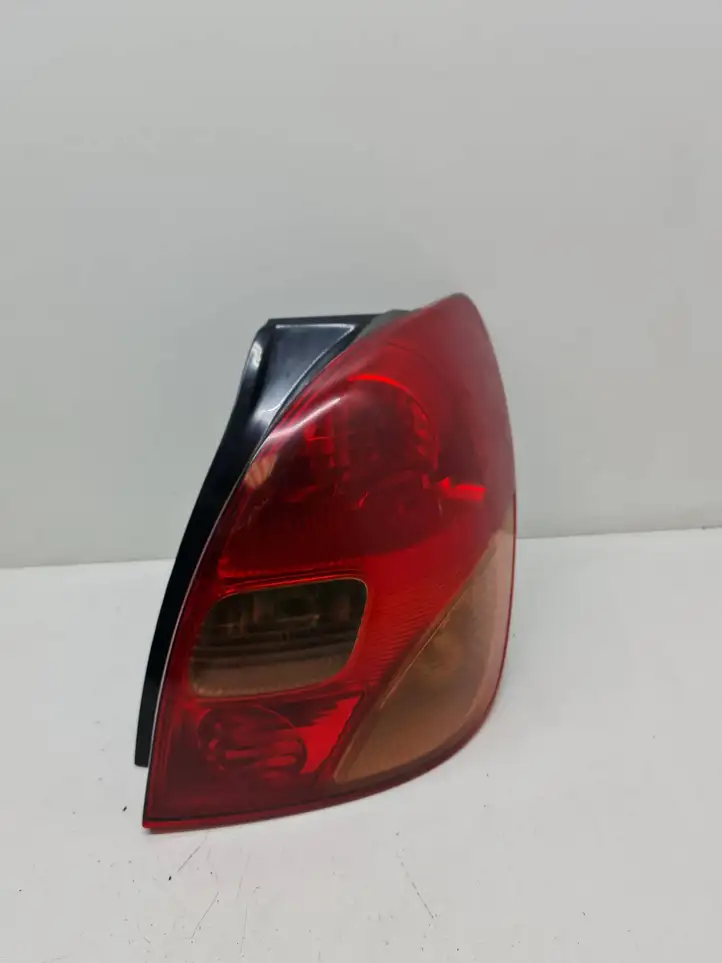 Toyota Corolla Verso E121 (2001 - 2004) 1827 Задний фонарь в кузове — фото 1