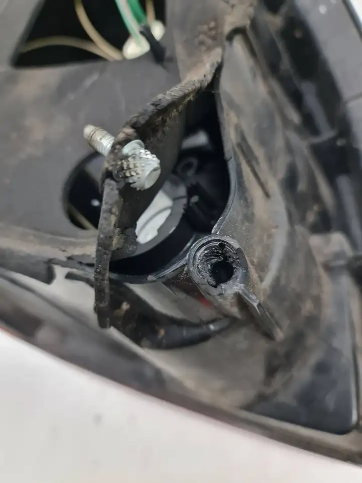 Toyota Corolla Verso E121 (2001 - 2004) 1827 Задний фонарь в кузове — фото 3