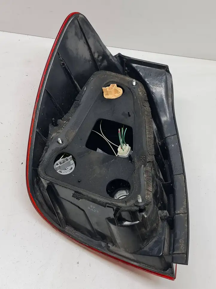 Toyota Corolla Verso E121 (2001 - 2004) 1827 Задний фонарь в кузове — фото 4