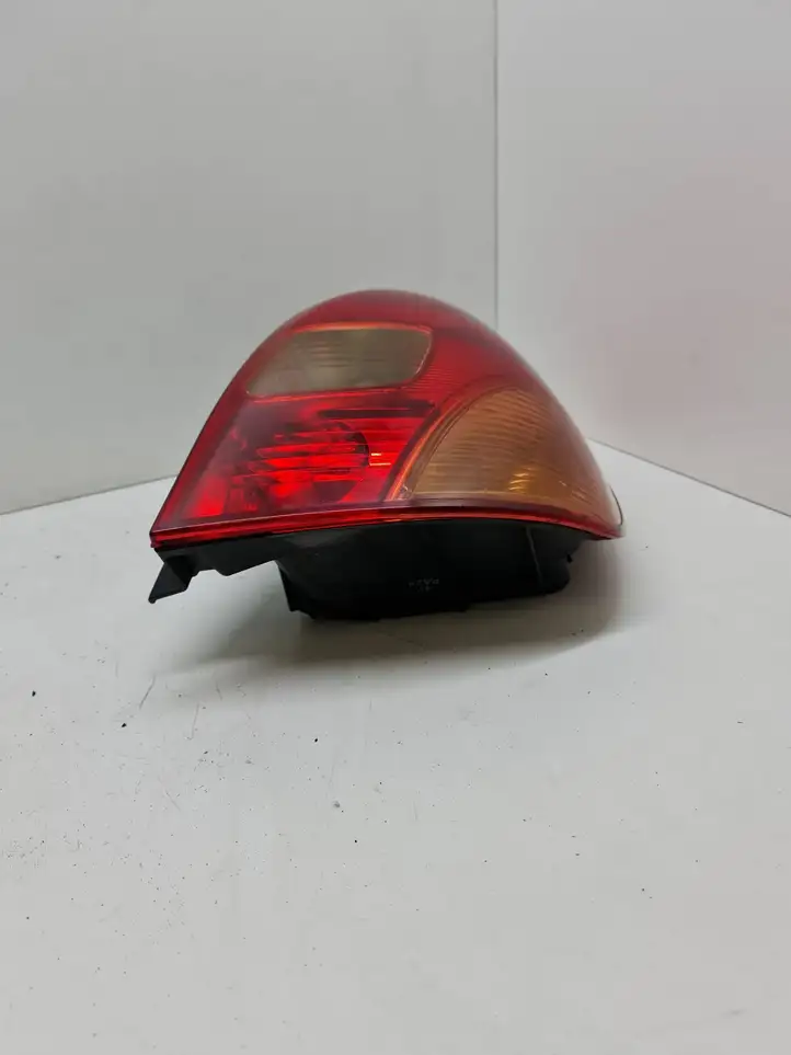 Toyota Corolla Verso E121 (2001 - 2004) 1827 Задний фонарь в кузове — фото 8