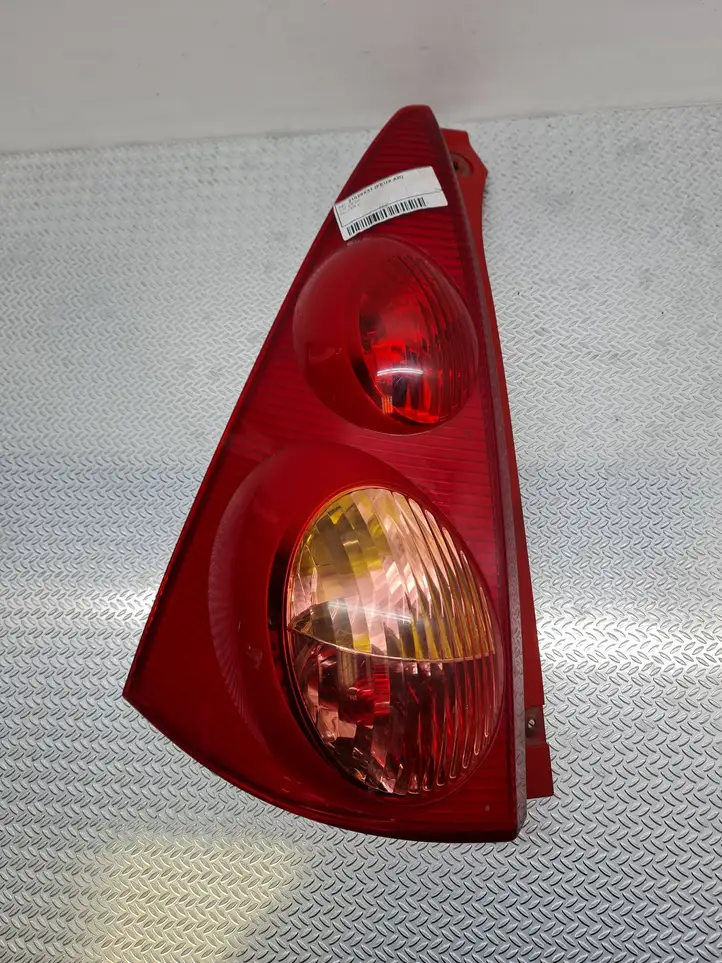 Peugeot 107 (2008 - 2012) 815600H040 Задний фонарь в кузове — фото 1