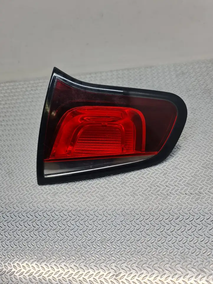 Citroen C3 (2009 - 2013) 9685225480 Задний фонарь в крышке багажника — фото 1