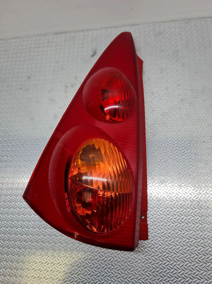 Peugeot 107 (2008 - 2012) 815600H040 Задний фонарь в кузове — фото 1