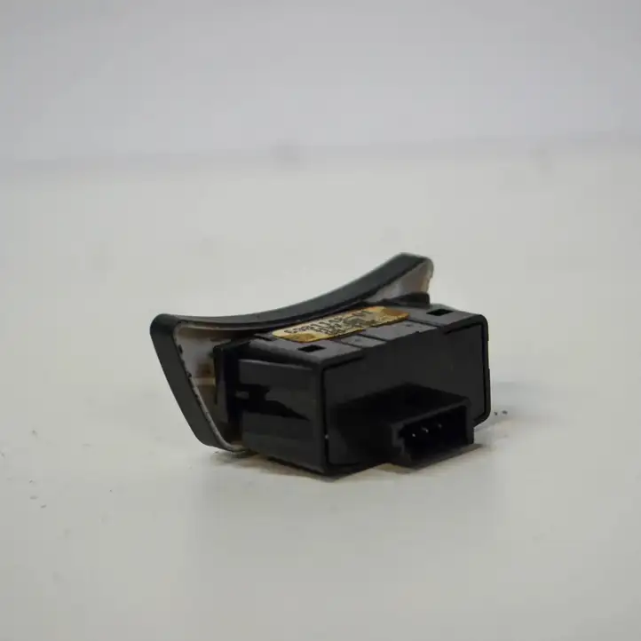 BMW 5 E60 E61 (2004 - 2010) 6981148 Кнопка фаркопа в багажнике — фото 3