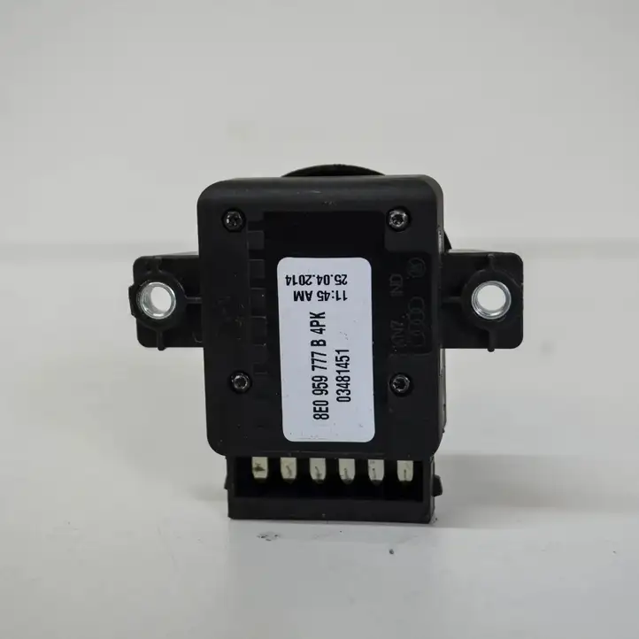 Audi A4 S4 B8 8K (2011 - 2015) 8E0959777B Кнопка фаркопа в багажнике — фото 2