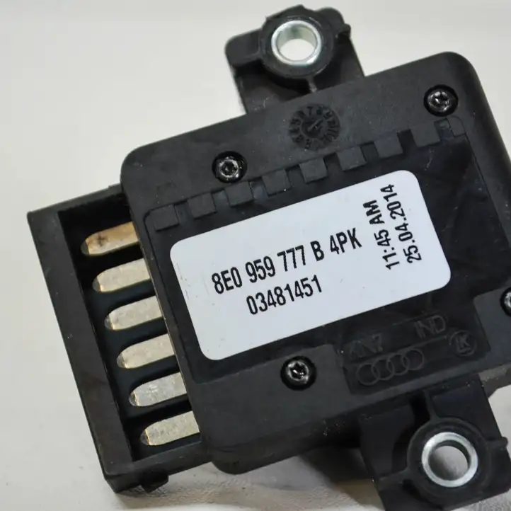 Audi A4 S4 B8 8K (2011 - 2015) 8E0959777B Кнопка фаркопа в багажнике — фото 5