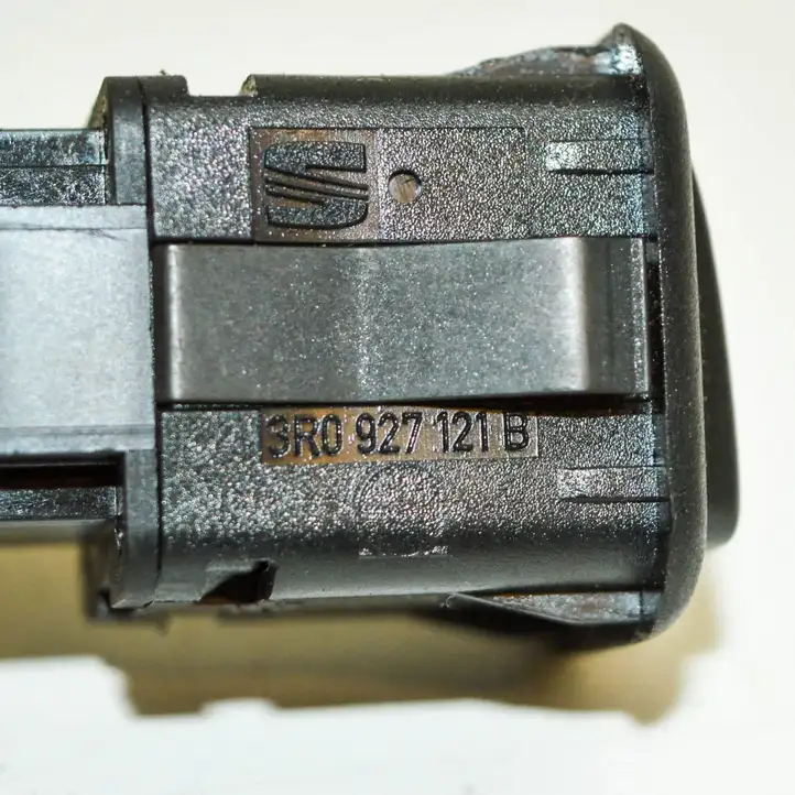 Seat Exeo (3R) (2008 - 2013) 3R0927121B Кнопка фаркопа в багажнике — фото 5