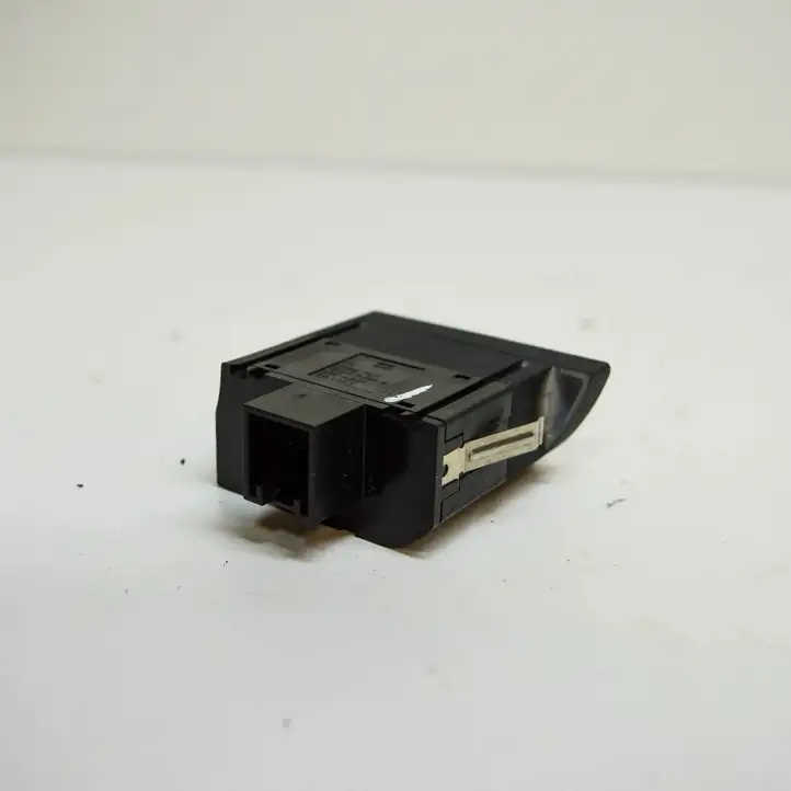 Seat Exeo (3R) (2008 - 2013) 3R2919094A Кнопка фаркопа в багажнике — фото 3