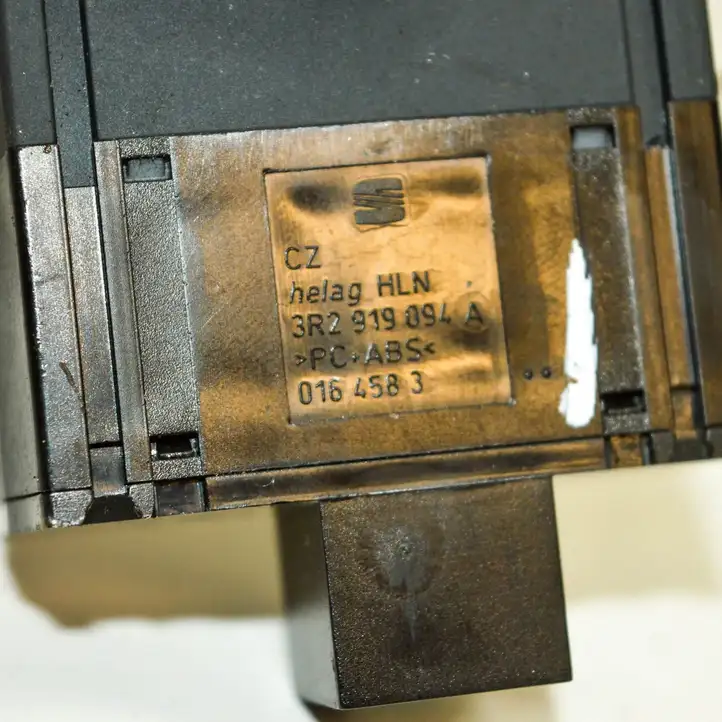 Seat Exeo (3R) (2008 - 2013) 3R2919094A Кнопка фаркопа в багажнике — фото 5