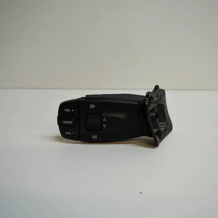 Seat Ibiza IV (6J,6P) (2008 - 2017) 5J0959849 Кнопка фаркопа в багажнике — фото 1