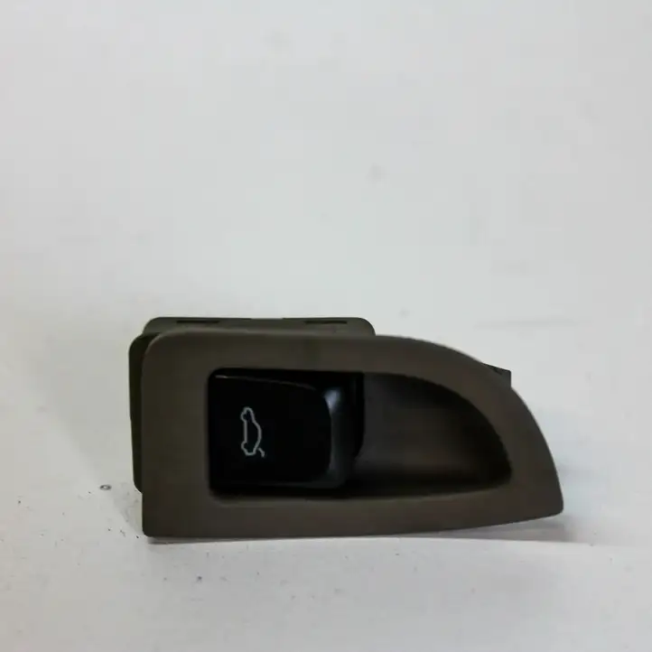 Audi A4 S4 B8 8K (2011 - 2015) 8K0959831A Кнопка фаркопа в багажнике — фото 1