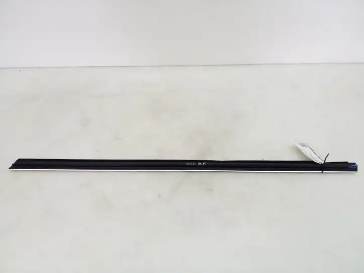 Mercedes-Benz A W176 (2012 - 2018) A1767250182 Накладка стекла передней двери — фото 3