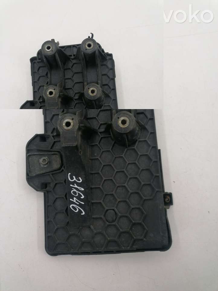 Volkswagen  New Beetle (1997 - 2005)  1Y0915333A Платформа крепления аккумулятора