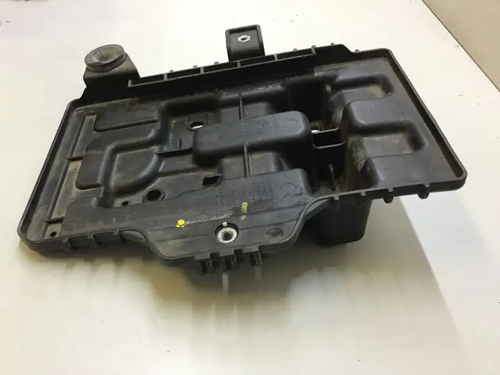 Kia Sportage (2016 - 2018) 37150D3100 Площадка аккумулятора — фото 4