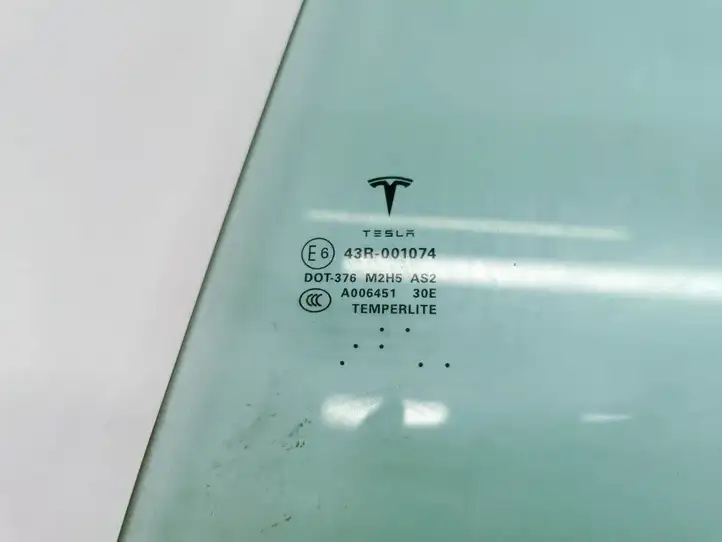 Tesla Model S (2016 - 2021) 43R-001074 Стекло задней двери — фото 2