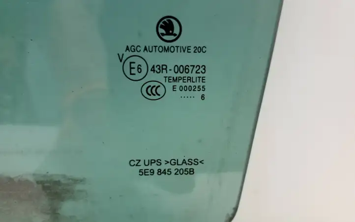 Skoda Octavia Mk3 (5E) (2013 - 2019) 5E9845205B Стекло задней двери — фото 3