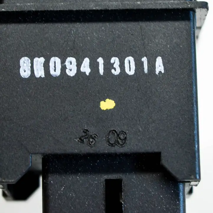 Audi A4 S4 B8 8K (2007 - 2011) 8K0941301A Кнопка фаркопа в багажнике — фото 4