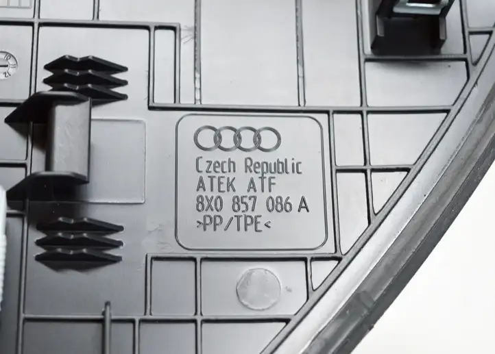 Audi A1 (2010 - 2014) 8X0857086A Прочие детали салона — фото 3