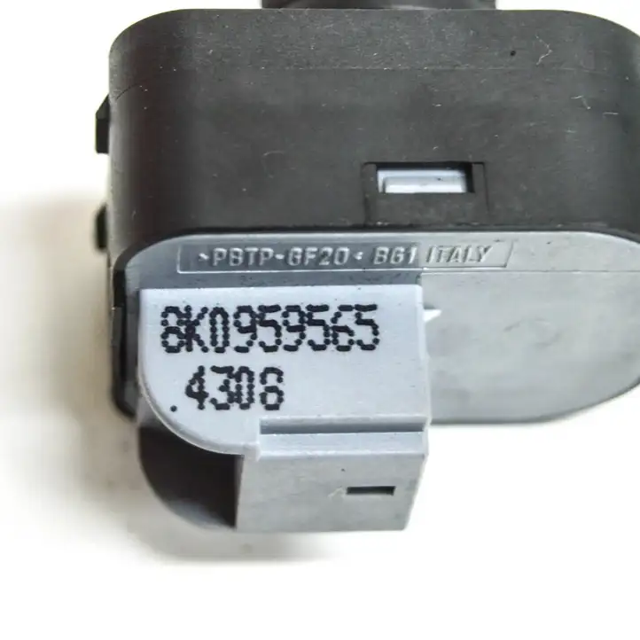 Audi A4 S4 B8 8K (2007 - 2011) 8K0959565 Кнопка фаркопа в багажнике — фото 4