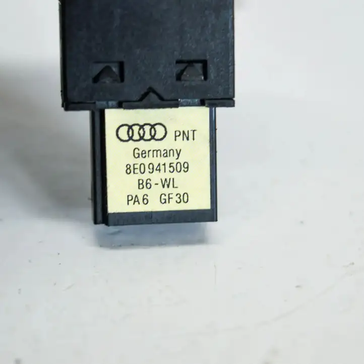 Audi A4 S4 B7 8E 8H (2004 - 2009) 8E0941509 Кнопка фаркопа в багажнике — фото 3