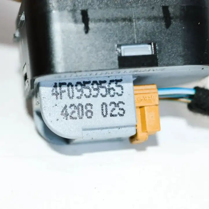 Audi A6 S6 C6 4F (2008 - 2011) 4F09595654F0971765 Кнопка фаркопа в багажнике — фото 5