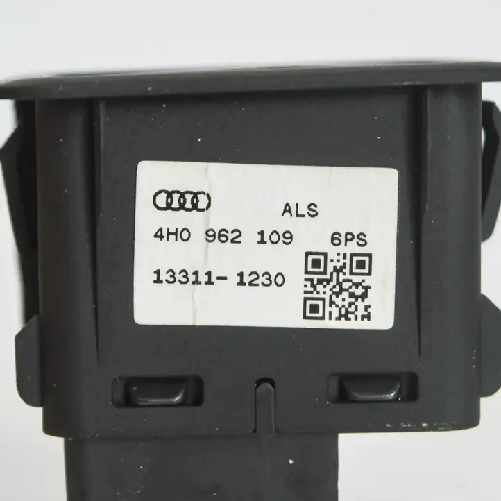Audi A6 C7 (2011 - 2014) 4H0962109 Кнопка фаркопа в багажнике — фото 3