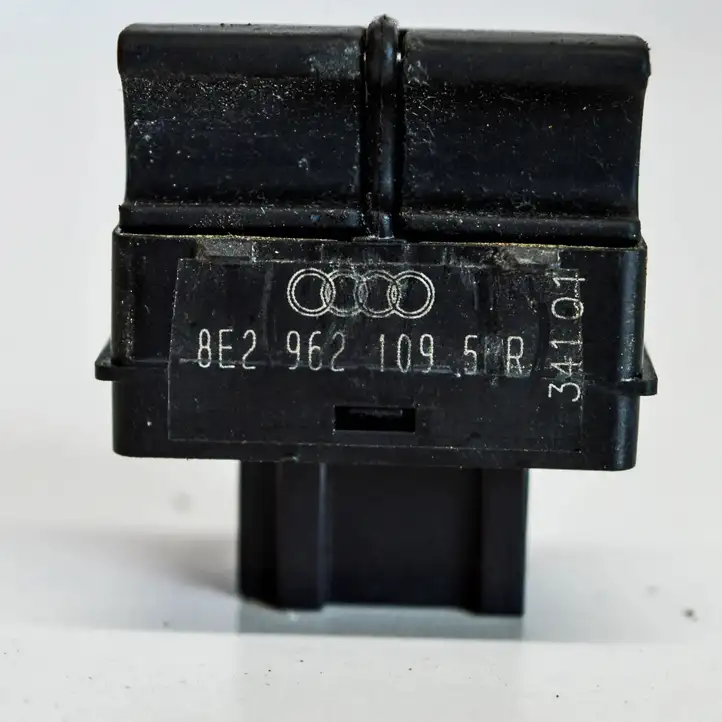 Audi A4 S4 B7 8E 8H (2004 - 2009) 8E2962109 Кнопка фаркопа в багажнике — фото 5