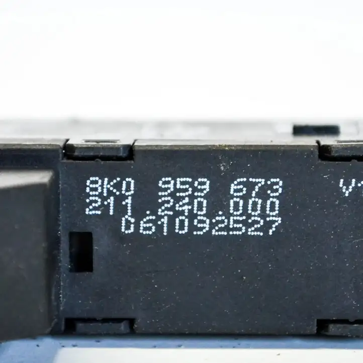 Audi A4 S4 B8 8K (2007 - 2011) 8K0959673 Кнопка фаркопа в багажнике — фото 4