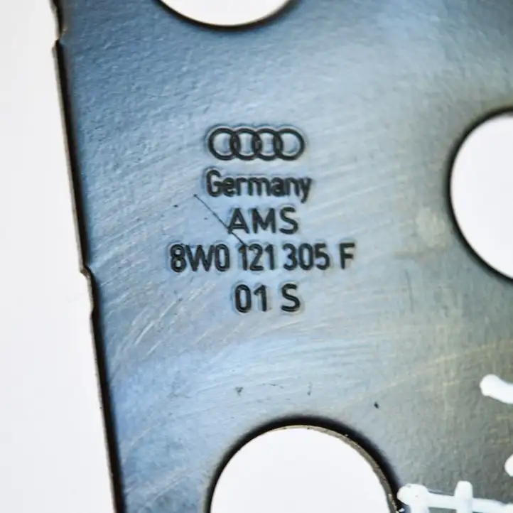 Audi A4 S4 B9 (2015 - 2019) 8W0121305F Прочие детали моторного отсека — фото 1