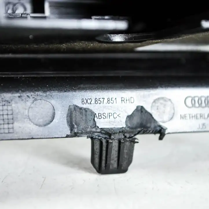 Audi A1 (2010 - 2014) 8X09596738X2857851 Кнопка фаркопа в багажнике — фото 1