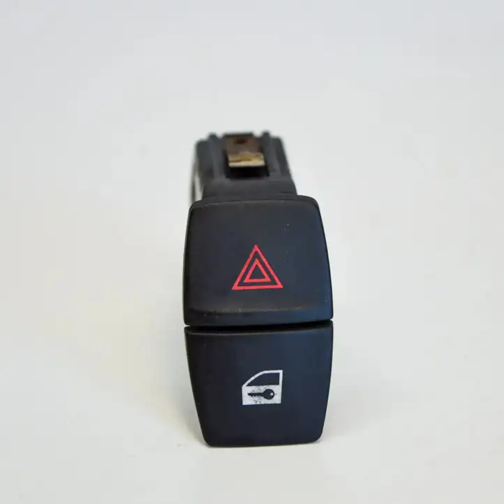 BMW 1 F20 F21 (2011 - 2019) 9231786 Кнопка фаркопа в багажнике — фото 1