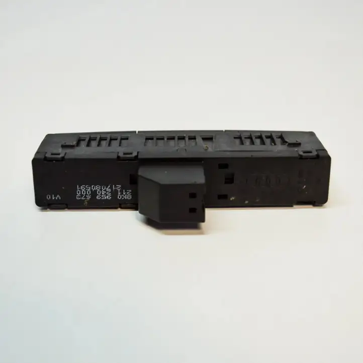 Audi A4 S4 B8 8K (2007 - 2011) 8K0959673 Кнопка фаркопа в багажнике — фото 2