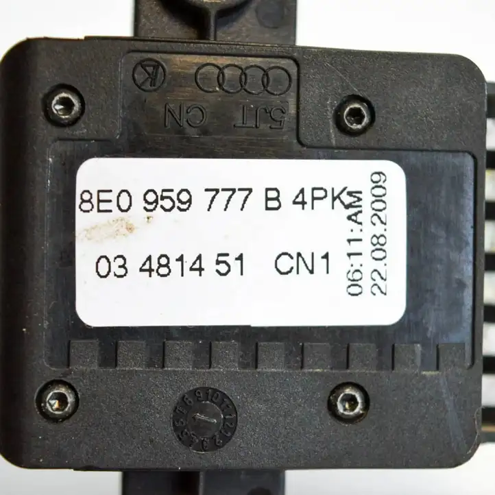 Audi A5 8T 8F (2007 - 2011) 8E0959777B Кнопка фаркопа в багажнике — фото 4