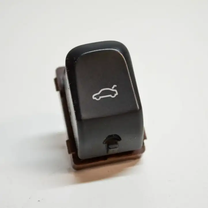 Audi A4 S4 B8 8K (2007 - 2011) 8K0959831 Кнопка фаркопа в багажнике — фото 1