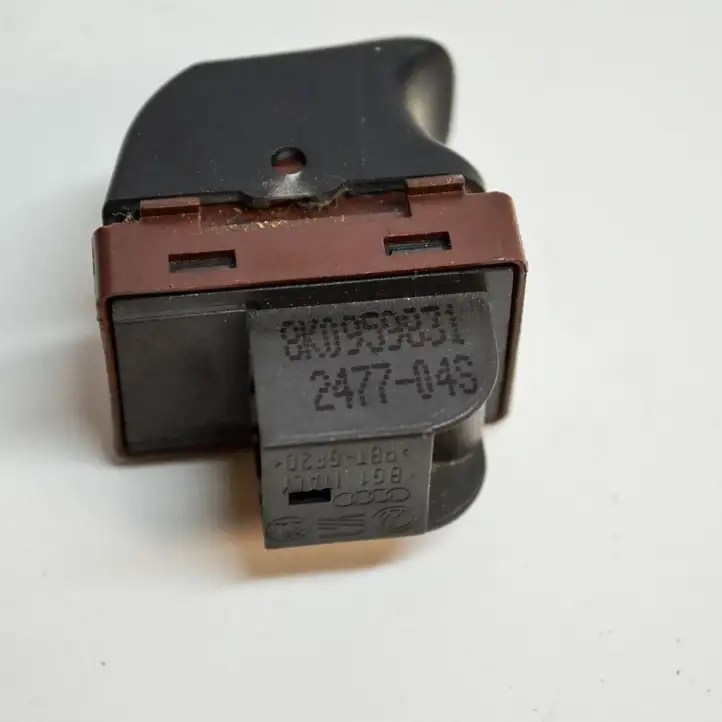 Audi A4 S4 B8 8K (2007 - 2011) 8K0959831 Кнопка фаркопа в багажнике — фото 4