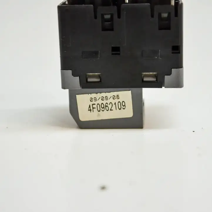 Audi A4 S4 B8 8K (2007 - 2011) 4F0962109 Кнопка фаркопа в багажнике — фото 4