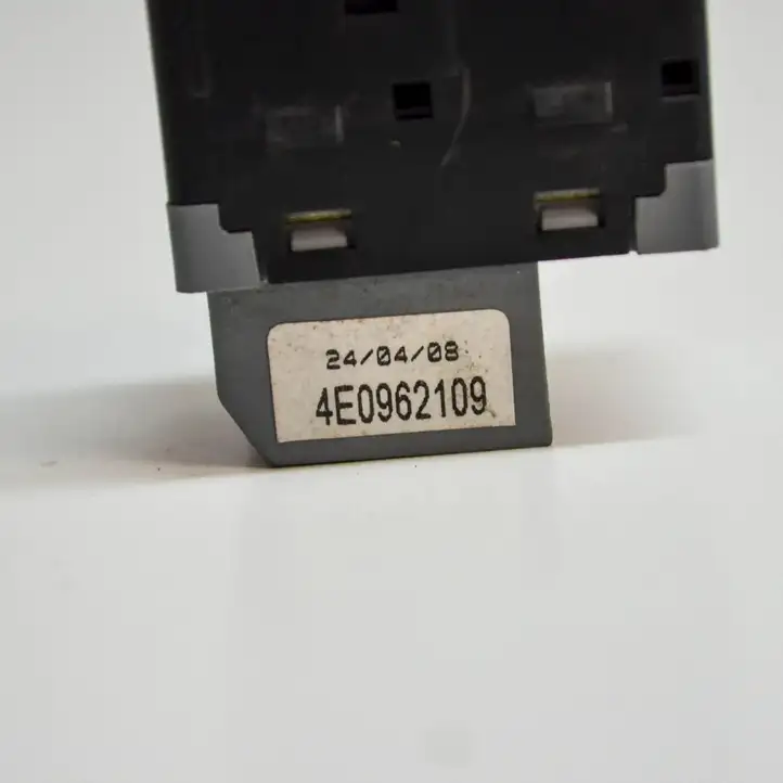 Audi A5 8T 8F (2007 - 2011) 4E0962109 Кнопка фаркопа в багажнике — фото 4