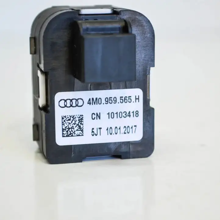 Audi A4 S4 B9 (2015 - 2019) 4M0959565H Кнопка фаркопа в багажнике — фото 4